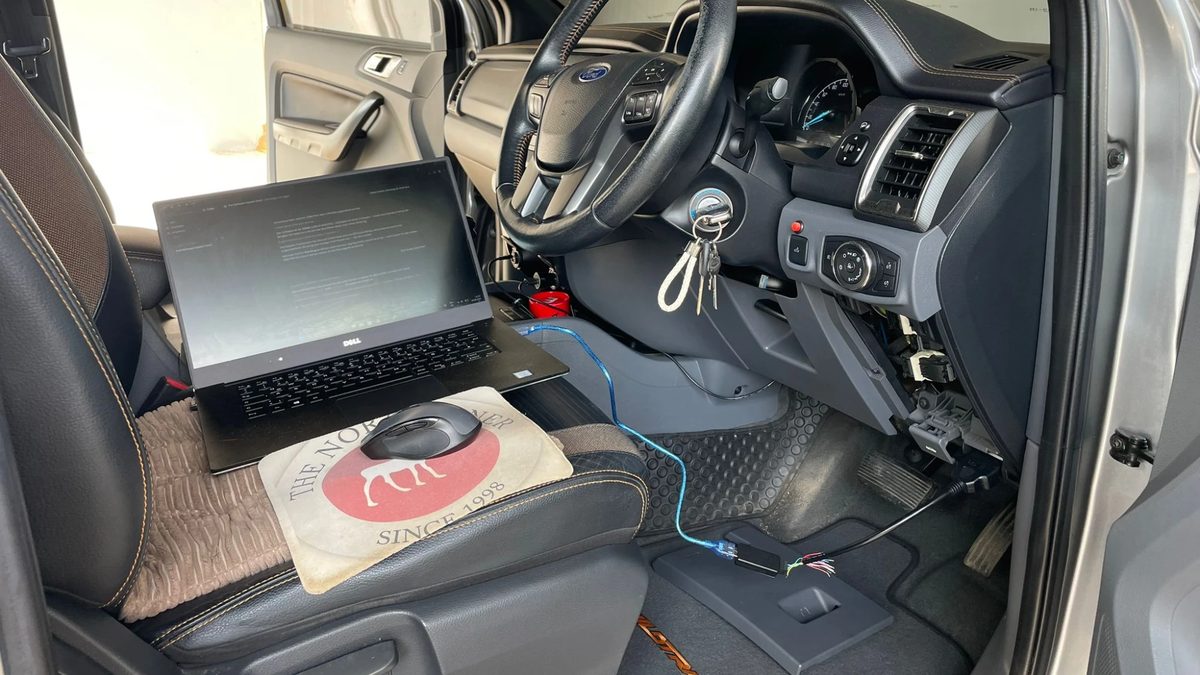 Diagnoselaptop im Fahrzeug, per Interface mit der Fahrzeugelektronik verbunden